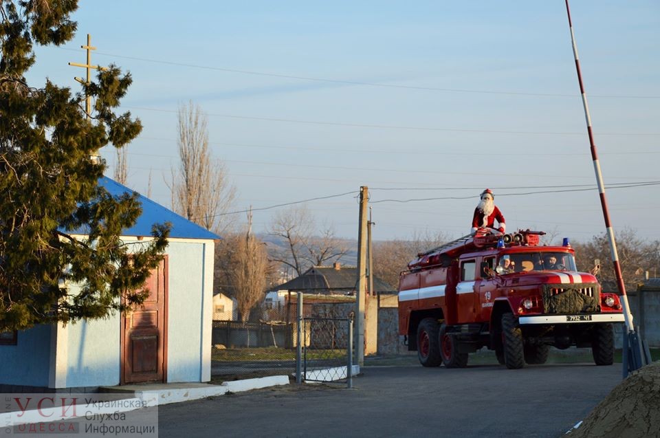 Дед Мороз верхом на пожарной машине поздравлял детей в райцентре Одесской области с новогодними праздниками (фото) «фото»