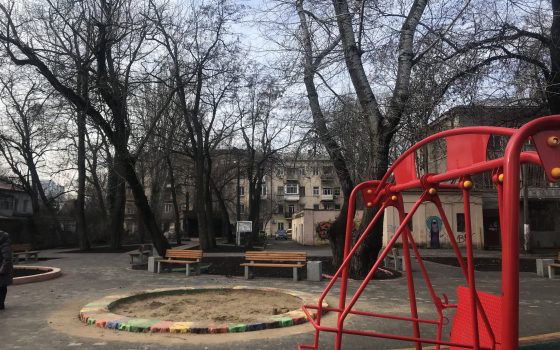 Сквер раздора на Французском: жильцы недовольны площадкой для собак и отношением к деревьям (фото) usionline.com Сквер раздора на Французском: жильцы недовольны площадкой для собак и отношением к деревьям (фото) «фото»