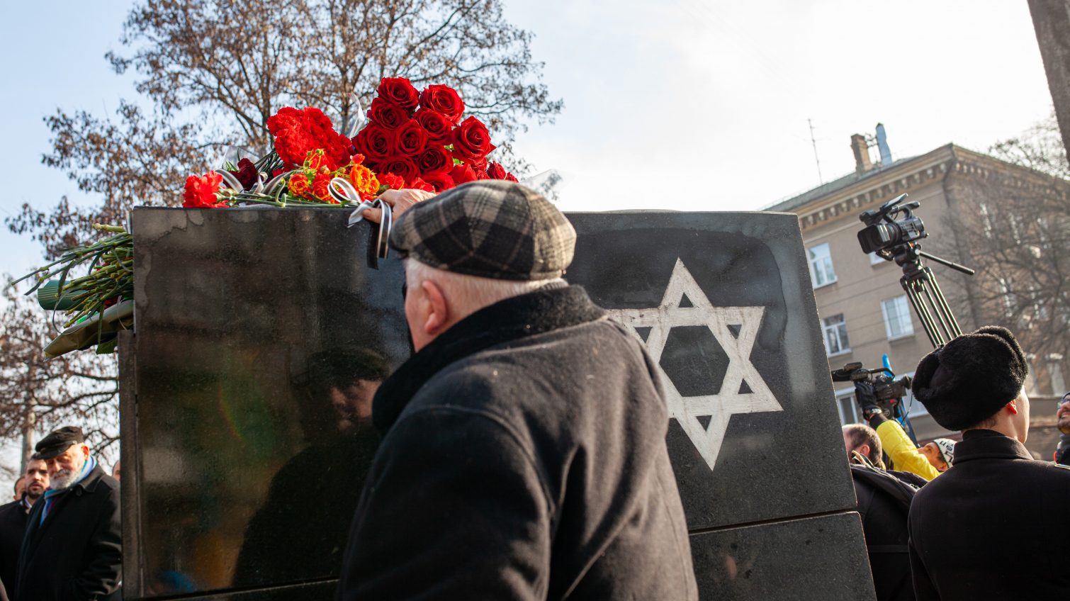 Помнить, нельзя забыть: одесситы приносят цветы к памятнику жертвам Холокоста (фото) «фото»