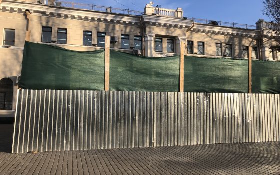 Самый наглый МАФ: в мэрии рассказали о стройке прямо на Привокзальной площади (фото, видео) «фото»