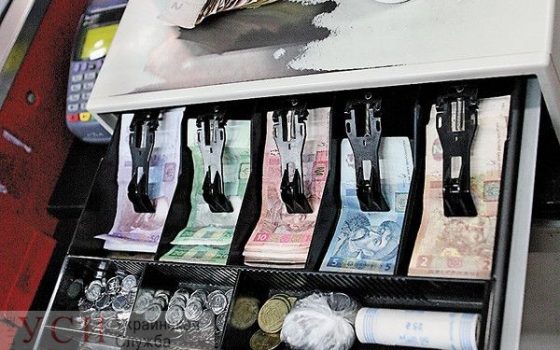 Двое мужчин ограбили продуктовый магазин в центре Одессы «фото»