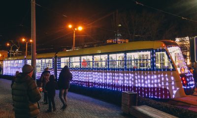 Рождественские трамваи с Дедами Морозами и Снегурочками вышли на улицы Одессы (фоторепортаж) «фото»