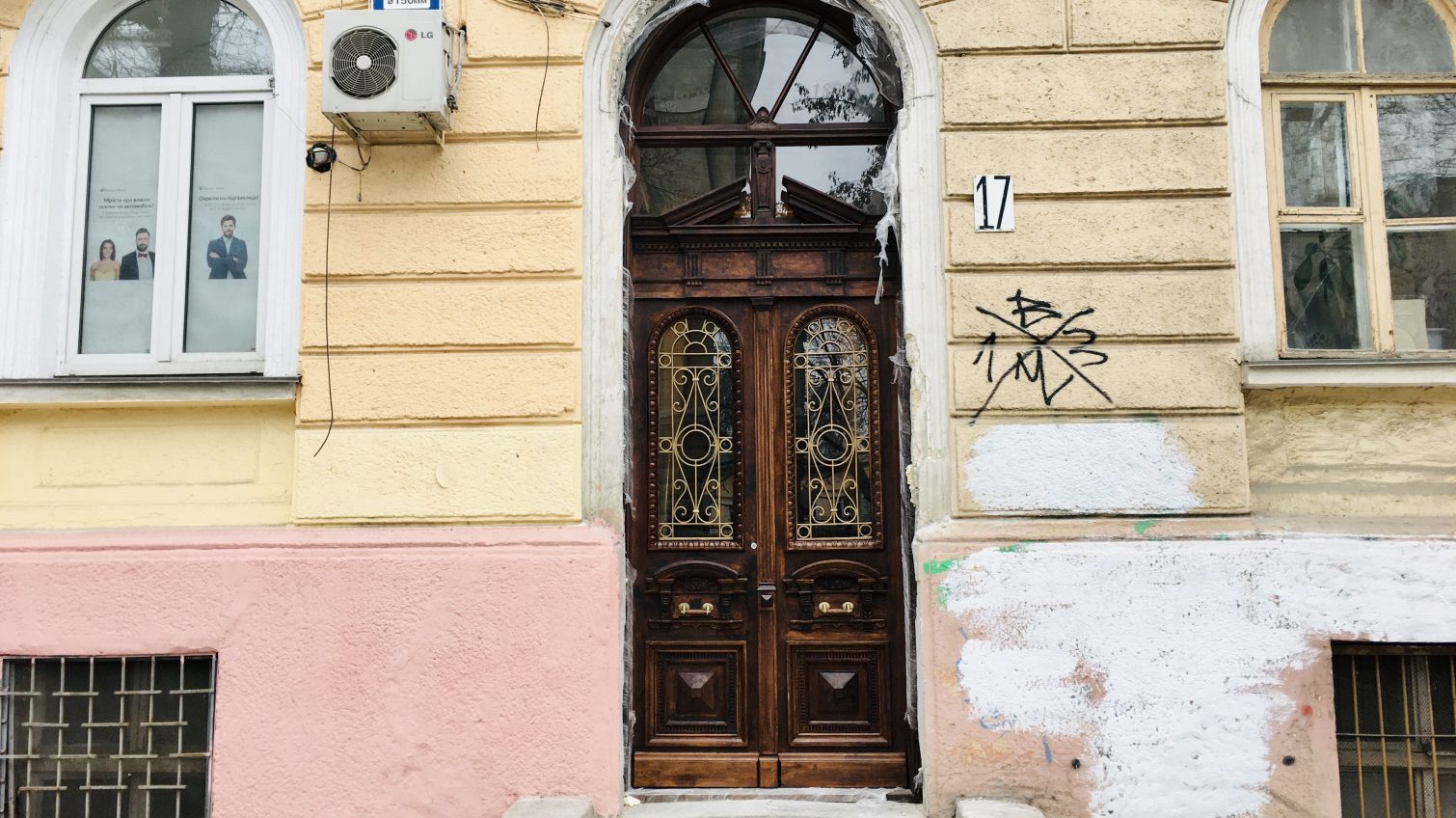 В Одессе вернули первую отреставрированную дверь, цена которой удивляла общественность (фото) «фото»