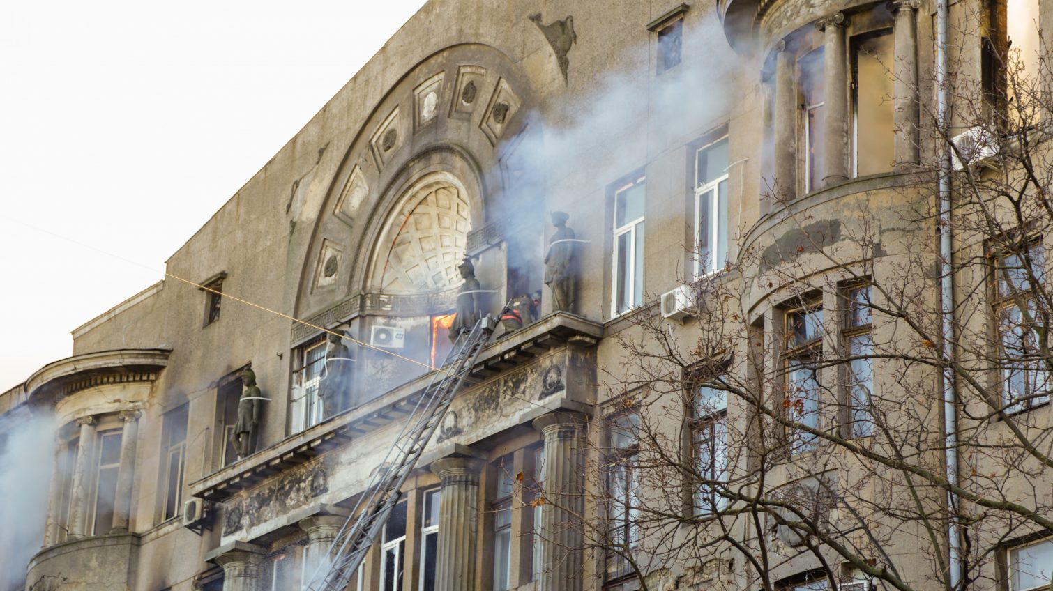Трагический пожар на Троицкой: суд арестовал вагонку и лестничную отделку из ДСП «фото»