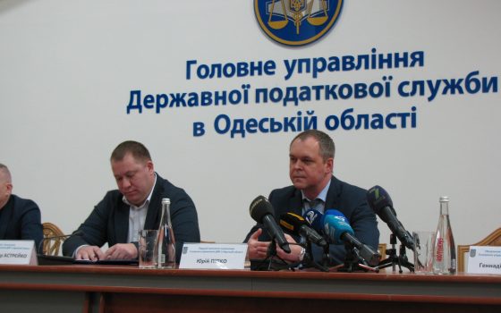 Турникетный скандал: в одесской налоговой обещают пускать журналистов и встречаться с бизнесом, но преграду не уберут (фото) usionline.com Турникетный скандал: в одесской налоговой обещают пускать журналистов и встречаться с бизнесом, но преграду не уберут (фото) «фото»
