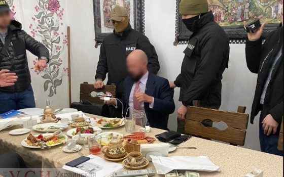 Троим лицам, предлагавшим взятку в $5 млн главе Фонда госимущества за “своего” директора ОПЗ, объявили о подозрении usionline.com Троим лицам, предлагавшим взятку в $5 млн главе Фонда госимущества за “своего” директора ОПЗ, объявили о подозрении «фото»