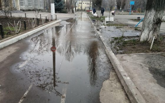 Потоп на Черемушках: возле 5 гимназии прорвало трубу (фото, видео) «фото»