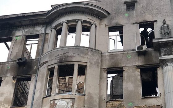 На здании колледжа, где произошел трагический пожар, устанавливают маяки наблюдения за трещинами (фото) usionline.com На здании колледжа, где произошел трагический пожар, устанавливают маяки наблюдения за трещинами (фото) «фото»