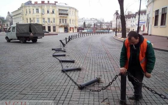 Неизвестные ночью снесли сразу 10 столбиков с ограды дороги на Греческой площади «фото»