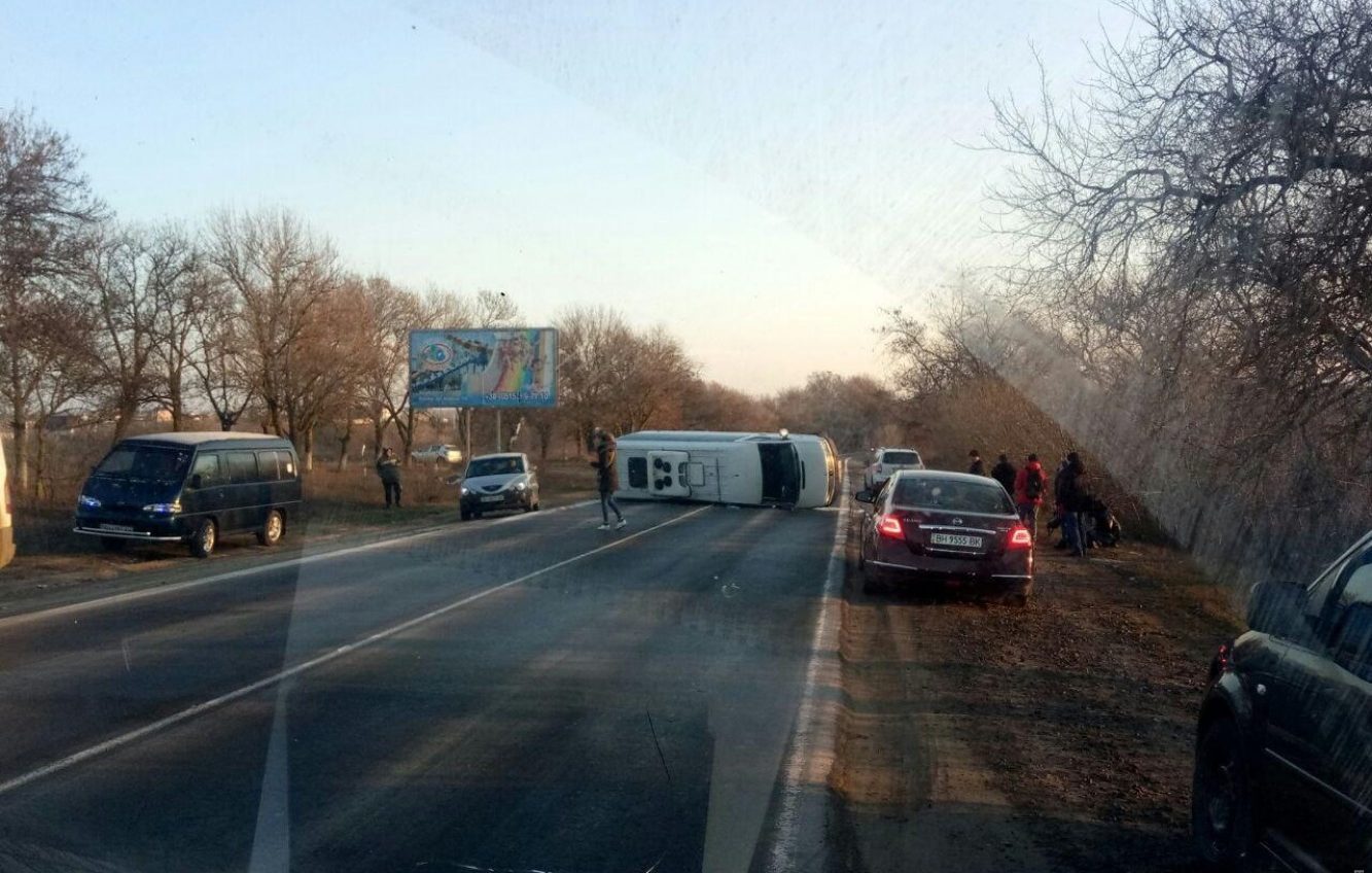 Микроавтобус перевернулся из-за гололеда на трассе в Одесской области (фото) «фото»