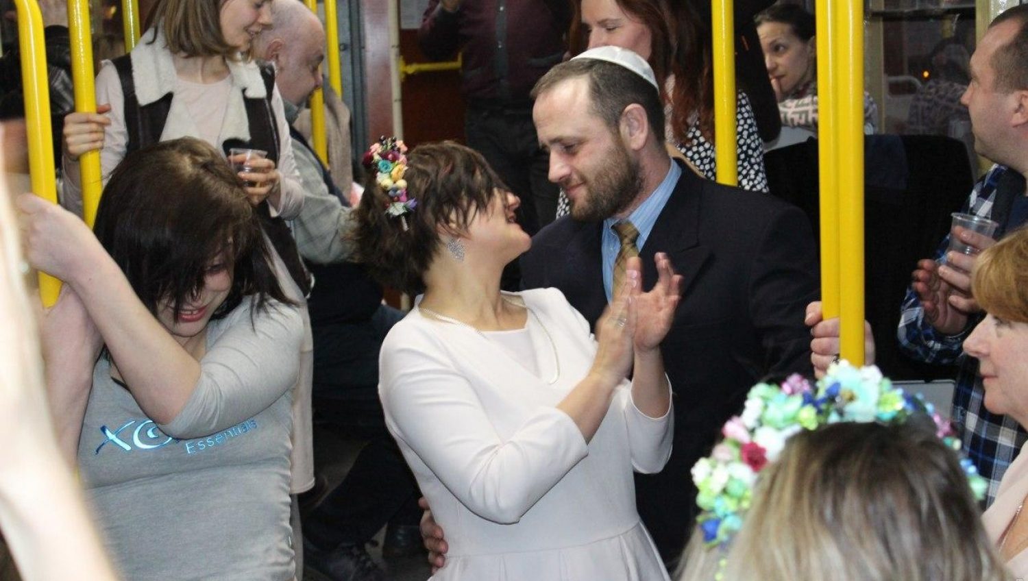 Романтика: в одесском трамвае сыграли шальную свадьбу (фото) «фото»