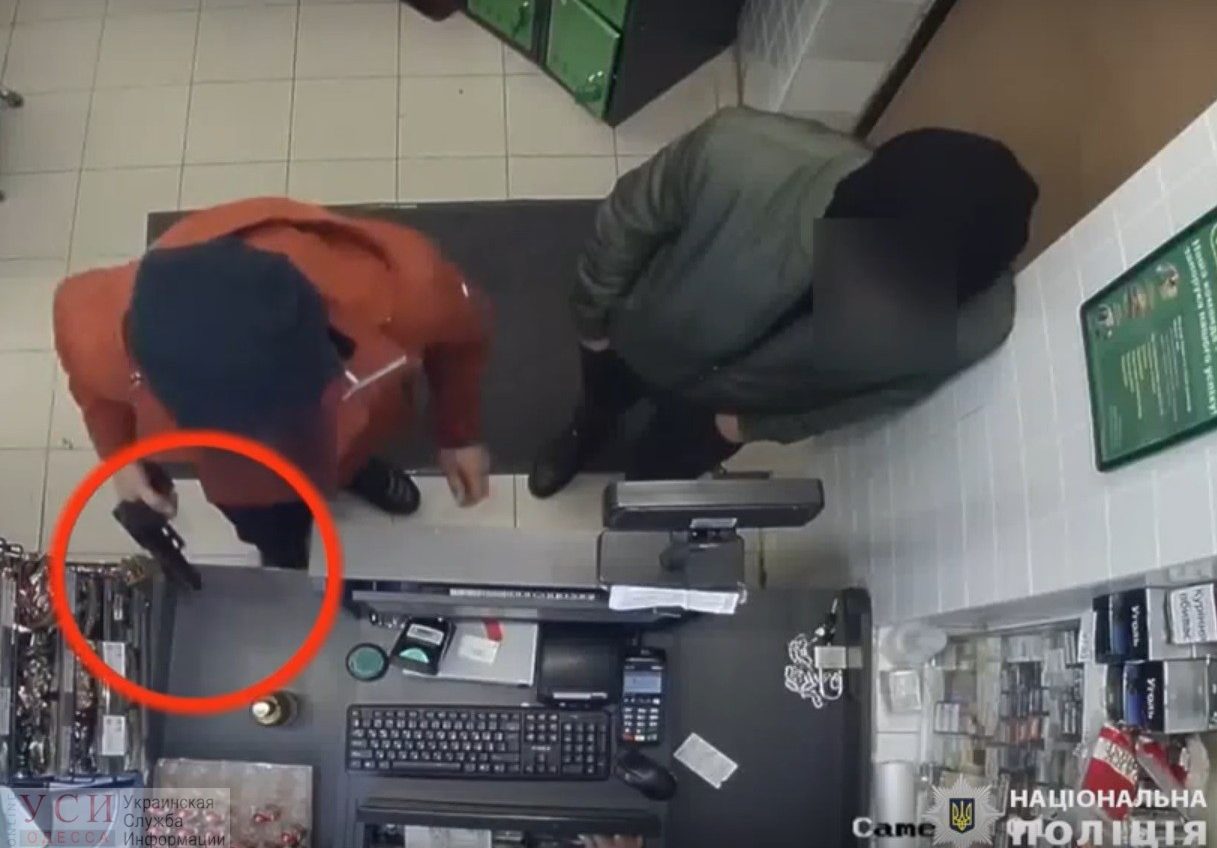 Полиция задержала двух парней, подозреваемых в вооруженных нападениях на магазины в Одессе (видео) «фото»