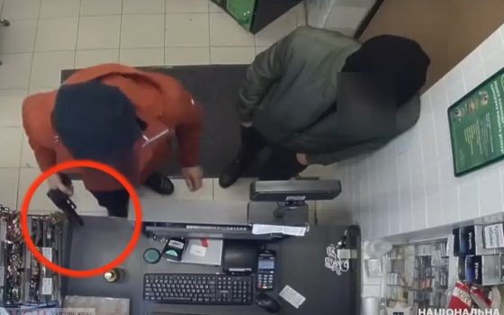 Полиция задержала двух парней, подозреваемых в вооруженных нападениях на магазины в Одессе (видео) «фото»