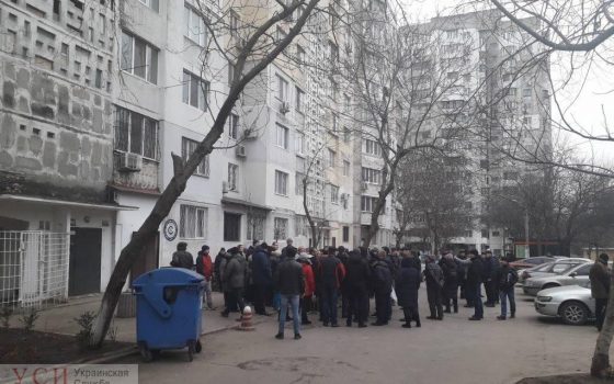 “Наливайка” в жилом доме: более 15 лет одесситы безуспешно борются с алкопритоном usionline.com “Наливайка” в жилом доме: более 15 лет одесситы безуспешно борются с алкопритоном «фото»