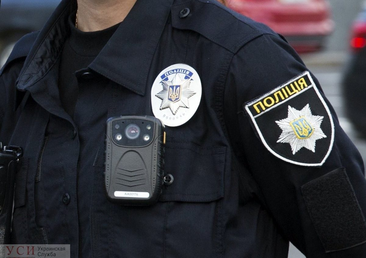 Спал во дворе: в Одессе пьяный парень сломал полицейской ключицу «фото»