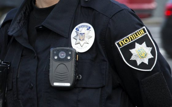 Спал во дворе: в Одессе пьяный парень сломал полицейской ключицу «фото»
