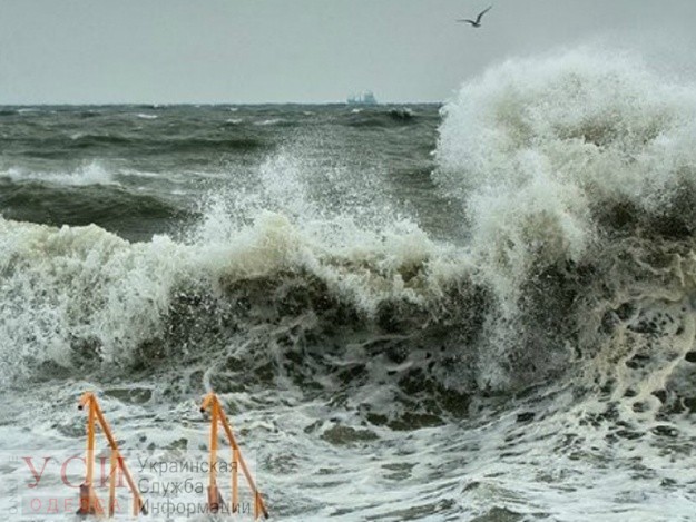 Из-за штормового ветра в Одессе и области объявлен “оранжевый” уровень опасности «фото»