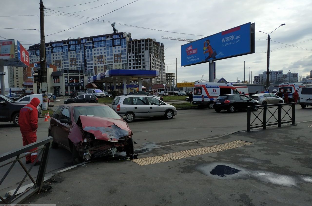 Авария на поселке Котовского: иномарка влетела в машину “скорой помощи” частной медкомпании (фото) «фото»