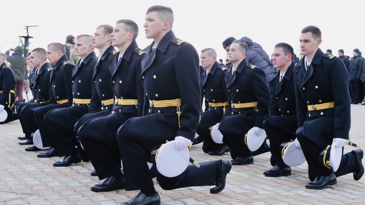 Пленные украинские моряки Богдан Головаш и Владислав Костышин получили дипломы (фото) «фото»