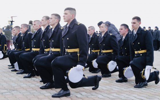 Пленные украинские моряки Богдан Головаш и Владислав Костышин получили дипломы (фото) «фото»