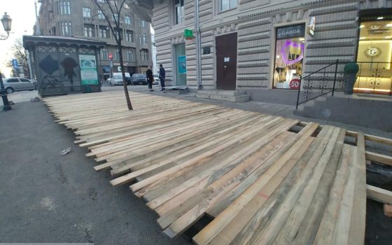 Весна близко: кафе начинают ставить летние площадки на клумбах (фото, документ) Обновлено «фото»