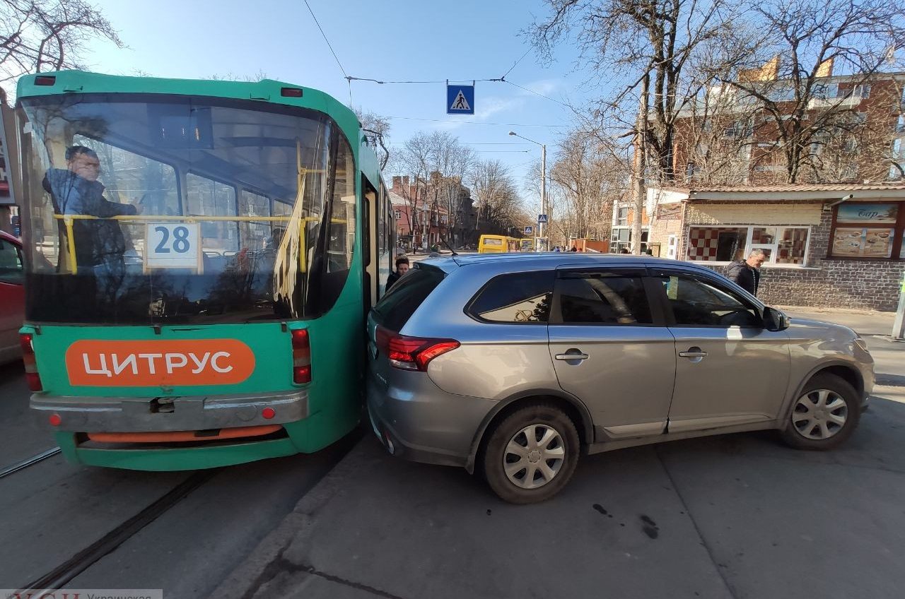Чудеса парковки: возле парка Шевченко внедорожник заблокировал трамвай (фото) «фото»