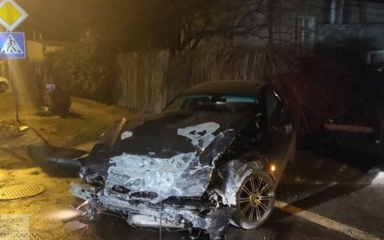 В районе аэропорта два автомобиля не поделили дорогу: один из них снес светофор, знак, забор и перевернулся (фото) usionline.com В районе аэропорта два автомобиля не поделили дорогу: один из них снес светофор, знак, забор и перевернулся (фото) «фото»