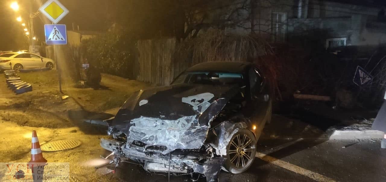 В районе аэропорта два автомобиля не поделили дорогу: один из них снес светофор, знак, забор и перевернулся (фото) usionline.com В районе аэропорта два автомобиля не поделили дорогу: один из них снес светофор, знак, забор и перевернулся (фото) «фото»