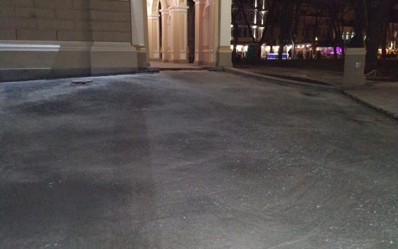 Одесситы возмущены ремонтом плитки в сквере Пале-Рояль за бюджетные деньги: дорогу разрушили иномарки отдыхающих «фото»
