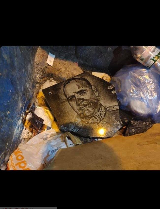 Борьба за Жукова: в Одессе пытались повесить памятную доску маршалу, но она разбилась «фото»