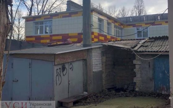 Гаражи-нахалстрои возле детского сада на Слободке никак не могут снести (фото) usionline.com Гаражи-нахалстрои возле детского сада на Слободке никак не могут снести (фото) «фото»