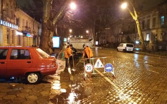 В Одессе из-за проливного дождя затопило несколько улиц (фото) «фото»