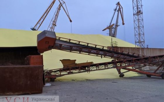В Черноморском порту лопнул контейнер с серой (фото, видео) «фото»