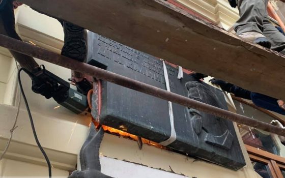 В Одессе активисты сняли памятную доску “всесоюзному старосте” Калинину и передали в Краеведческий музей (фото, видео) «фото»