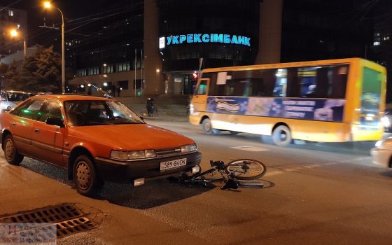 Автомобиль сбил велосипедиста на улице Черняховского (фото) usionline.com Автомобиль сбил велосипедиста на улице Черняховского (фото) «фото»