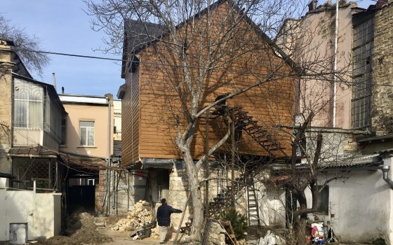 Дом на доме: одессит построил гигантский “скворечник” в центре города (фото) «фото»