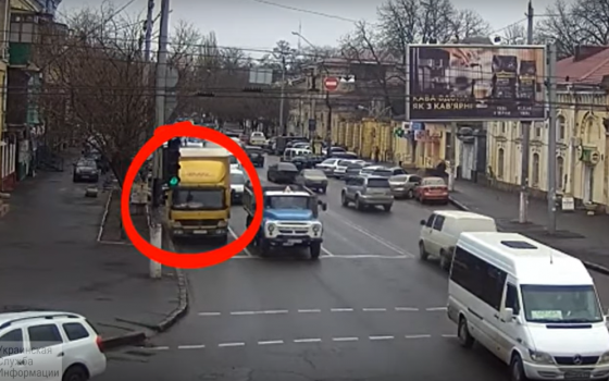 В Малиновском районе водитель грузовика снес светофор, не рассчитав габариты (видео) «фото»