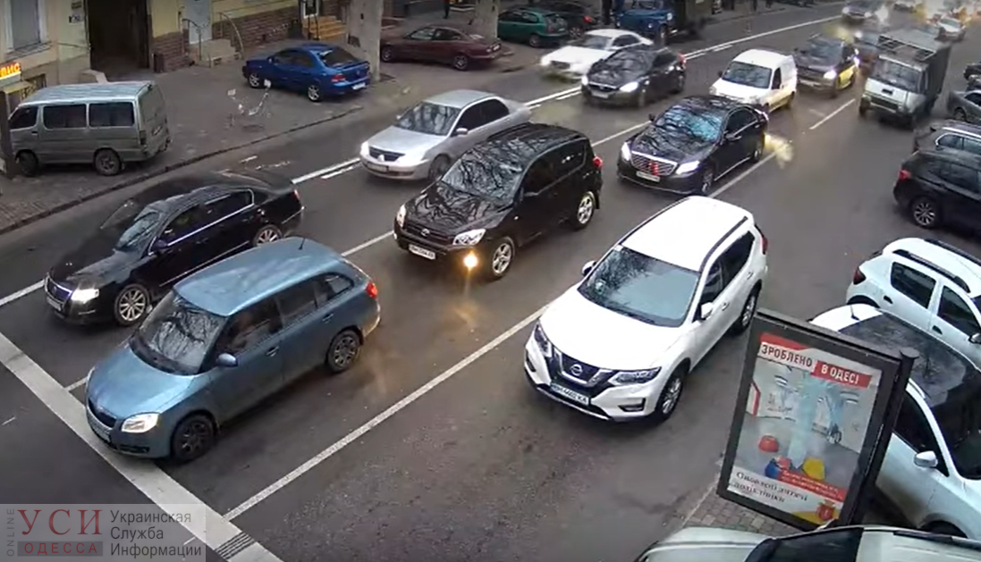 “Гений” парковки бросил внедорожник по левой полосе в час-пик в Одессе (видео) «фото»