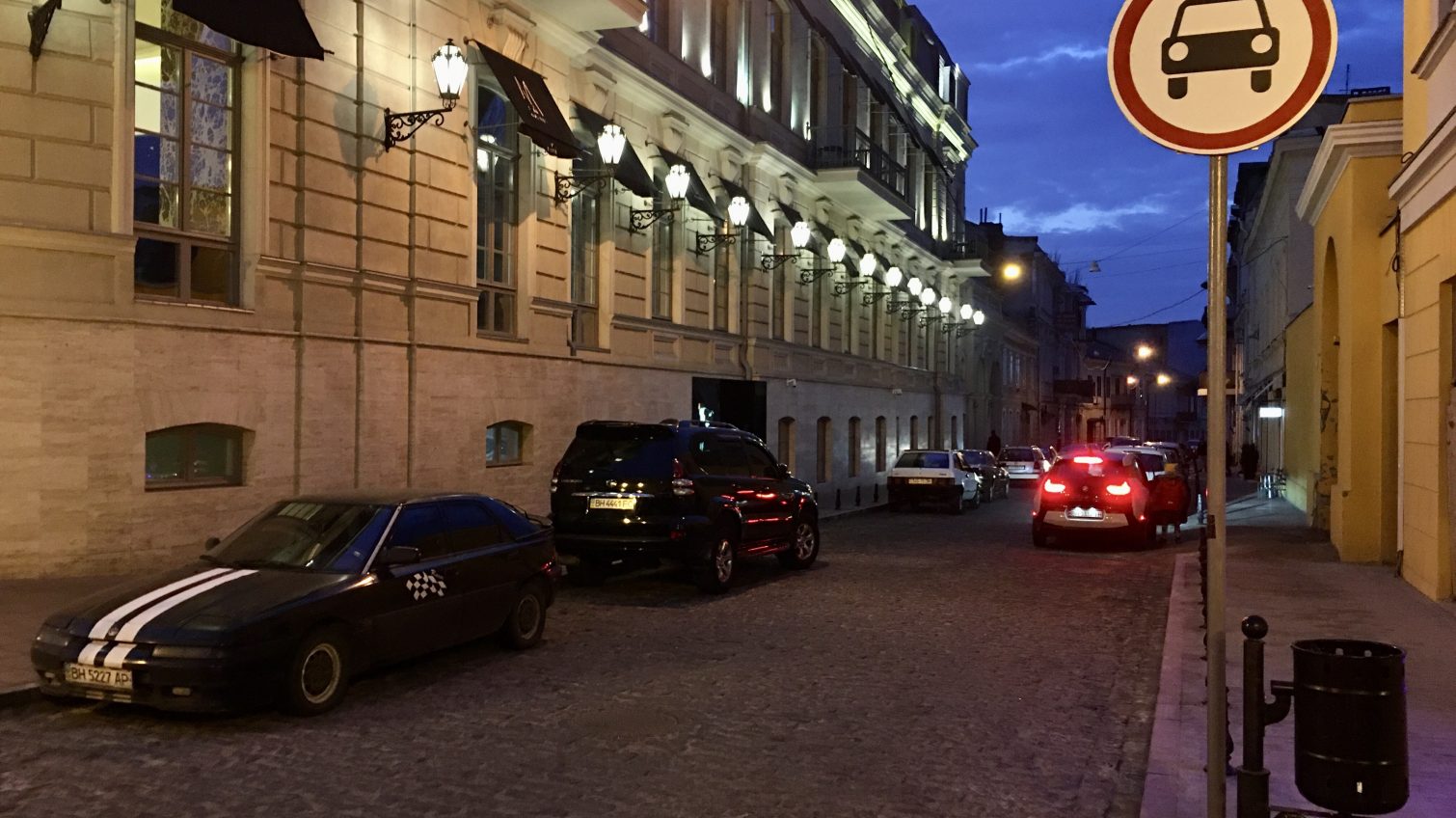 Отреставрированный Воронцовский переулок забит машинами, несмотря на запрещающие знаки: одесситы возмущены (фото) «фото»