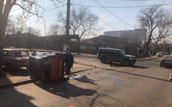 На Бабеля из-за ДТП перевернулся Smart и повредил два автомобиля «фото»