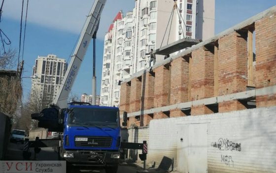На Посмитного продолжается незаконная стройка: дорогу перекрыли ради заезда техники (фото, документ) «фото»