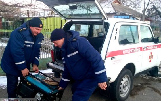 Тяжелобольной едва не умер из-за отключения света в доме – ему на помощь пришли спасатели (фото) usionline.com Тяжелобольной едва не умер из-за отключения света в доме – ему на помощь пришли спасатели (фото) «фото»