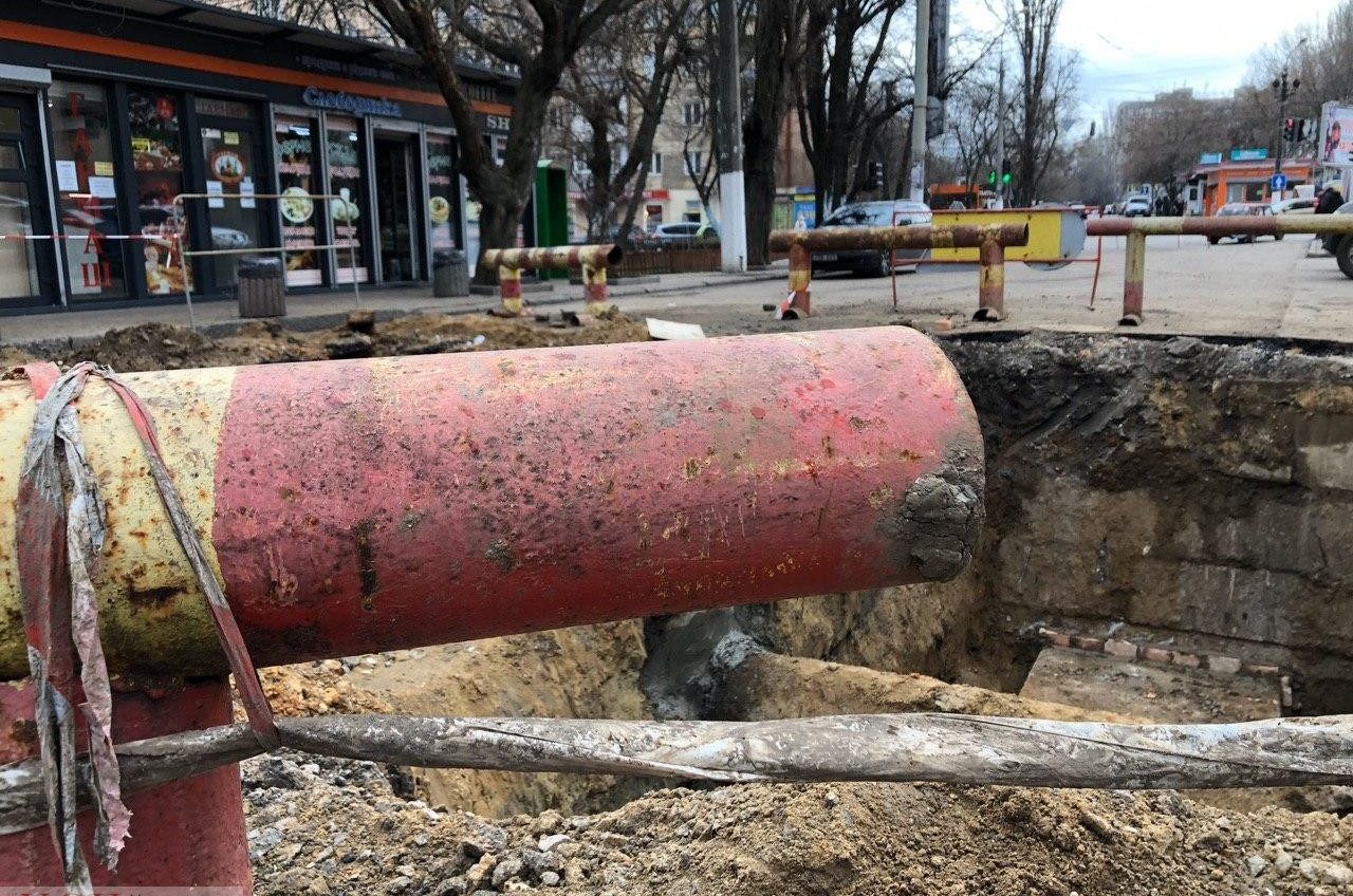Большую яму на Говорова, куда упал автомобиль, не закрыли: там текут другие трубы (фото) «фото»