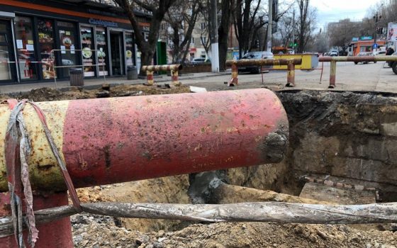Большую яму на Говорова, куда упал автомобиль, не закрыли: там текут другие трубы (фото) «фото»