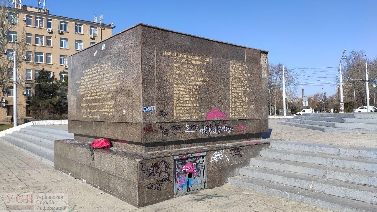 На площади 10 Апреля вандалы изрисовали стеллу “Крылья Победы” «фото»