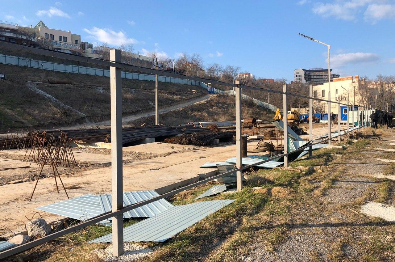 Одесситы снова снесли забор скандальной стройки на 13 станции Фонтана (фото, видео) ОБНОВЛЕНО «фото»