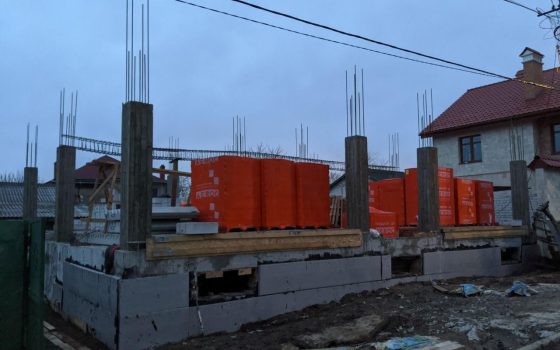 Пятиэтажный нахалстрой на Слободке: застройщик обманул строителей, забрав паспорта и деньги – рабочие обратились к местным жителям (фото, документ) «фото»