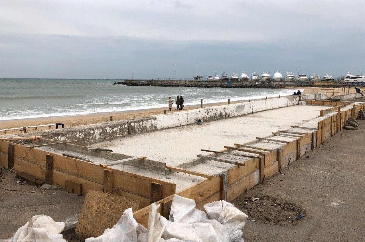 Лето близко: на пляже в Черноморке пытались незаконно построить здание вместо МАФа (фото) «фото»