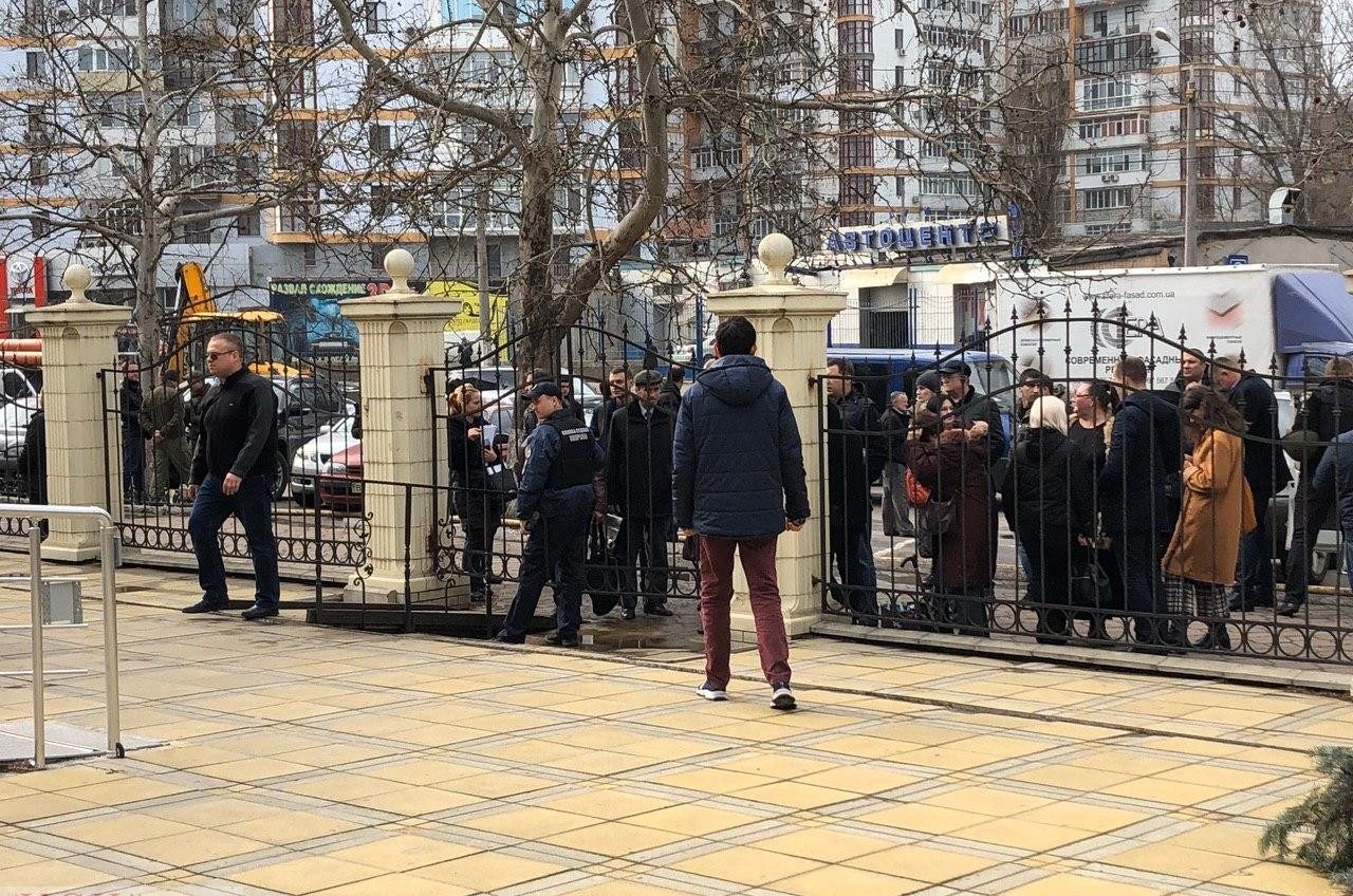 ЧП в Приморском суде Одессы: захват заложников, людей эвакуировали из-за гранаты у подсудимого (видео, трасляция) ОБНОВЛЕНО «фото»