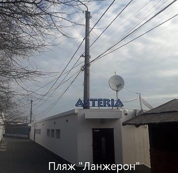 В Одессе кафе на Ланжероне подросло и “захватило” столб (фото) «фото»